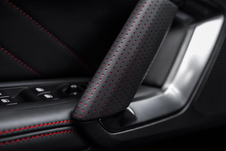 Детали интерьера Peugeot 308 GTi 2015 года  (фото 50 из 65)